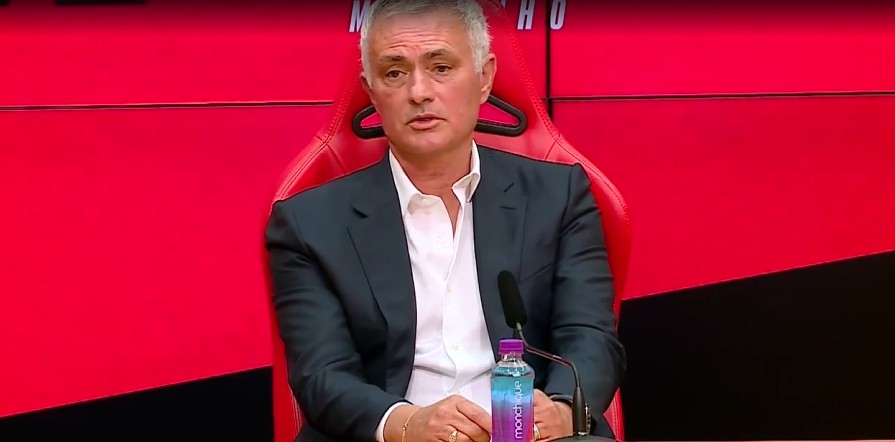 穆里尼奥公开喷自己选费内巴切是噩梦，昔日爱将斯内德看不下去了