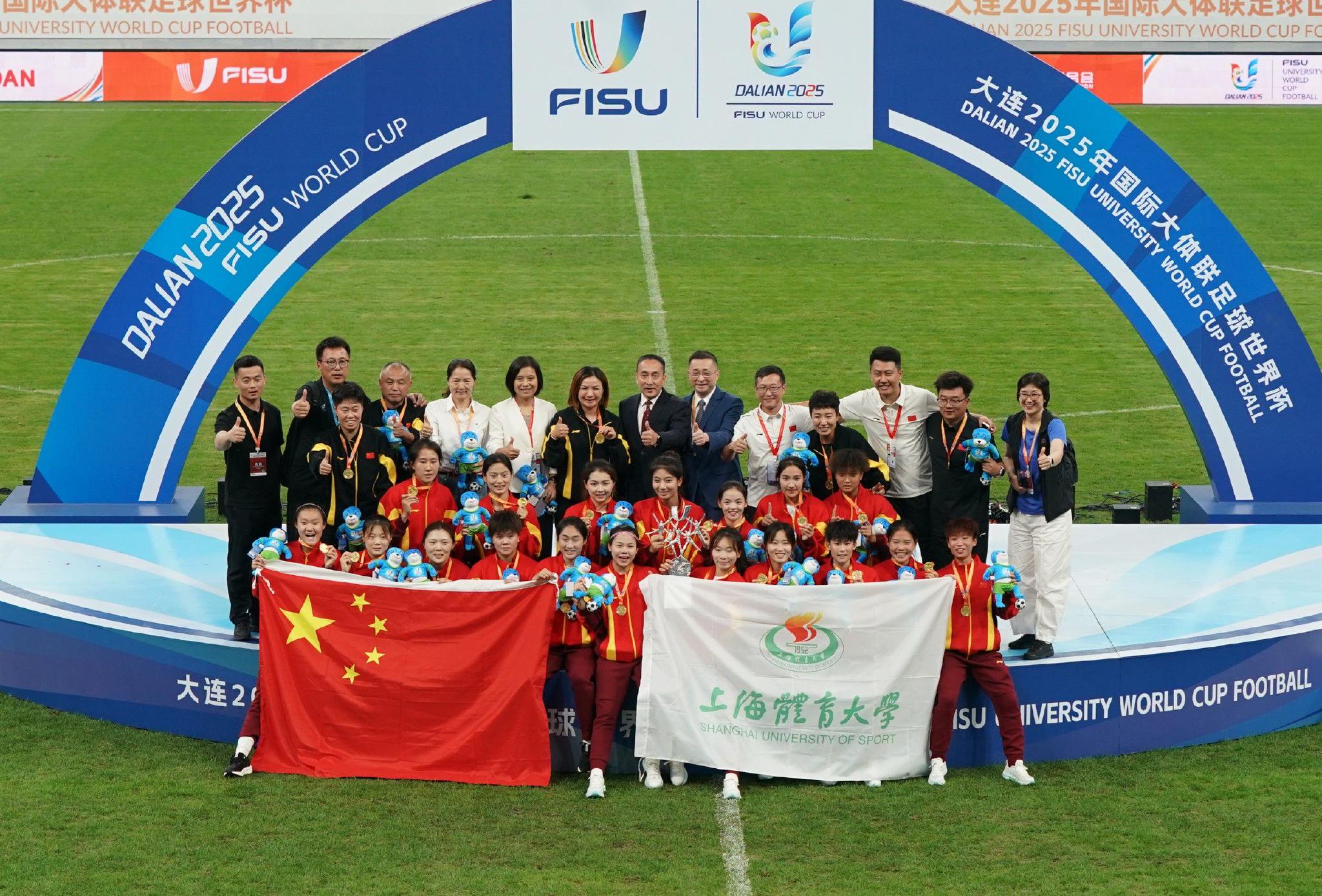 上海体育大学女子足球抢眼夺冠，国际大体联足球世界杯实至名归