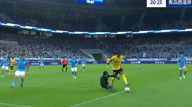 中超裁判又作妖，假摔判黄牌，深圳新鹏城防线真是灾难现场