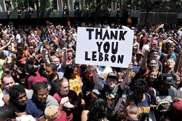 詹姆斯真不是传说中的抠门王,他低调得连流量都不肯用,可慈善成就让人服气