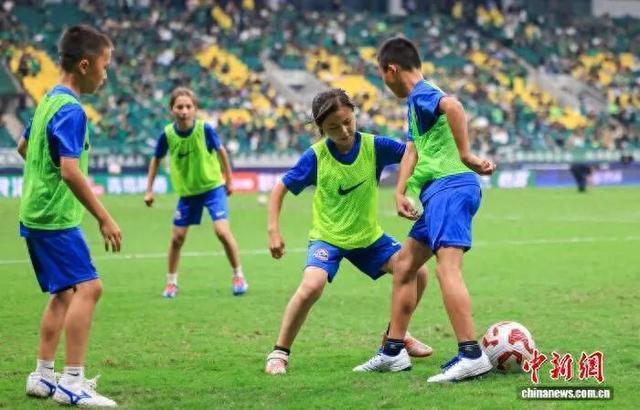 新疆克州足球娃北京圆梦 中超国安成他们的梦想舞台