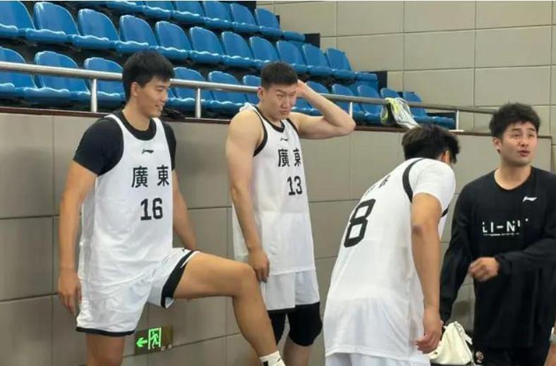 大湾区全运会CBA推迟开赛广东队目标直指冠军，周琦转投四川搅局战局复杂