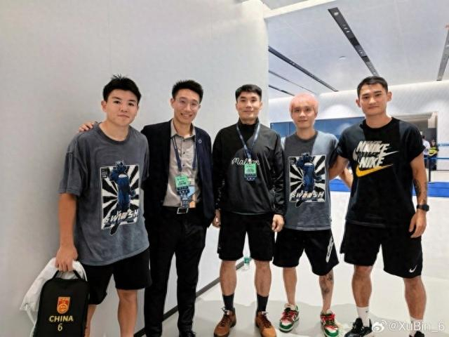 青岛西海岸逆袭深圳新鹏城，徐彬晒昔日广州队友情深照回味无穷