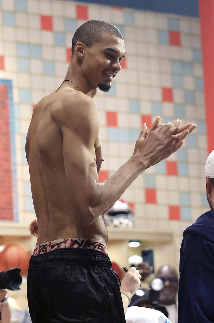 文班亚马高调宣称今夏训练世界级，马刺季前赛即将开打