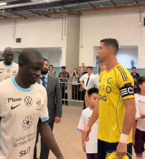 坎特赛前冷处理C罗，腼腆还是不屑？沙特超级杯一幕引发球迷热议