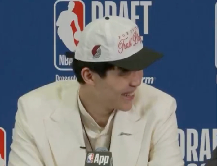 杨瀚森NBA媒体日：笑容没变，英语进步惊人，开拓者重建路上的坚实脚步