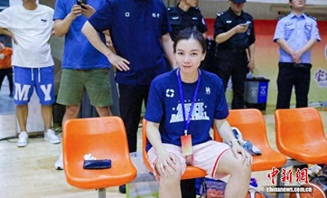 浙BA篮球赛：老板白天谈生意 晚上抢篮板 真拼！