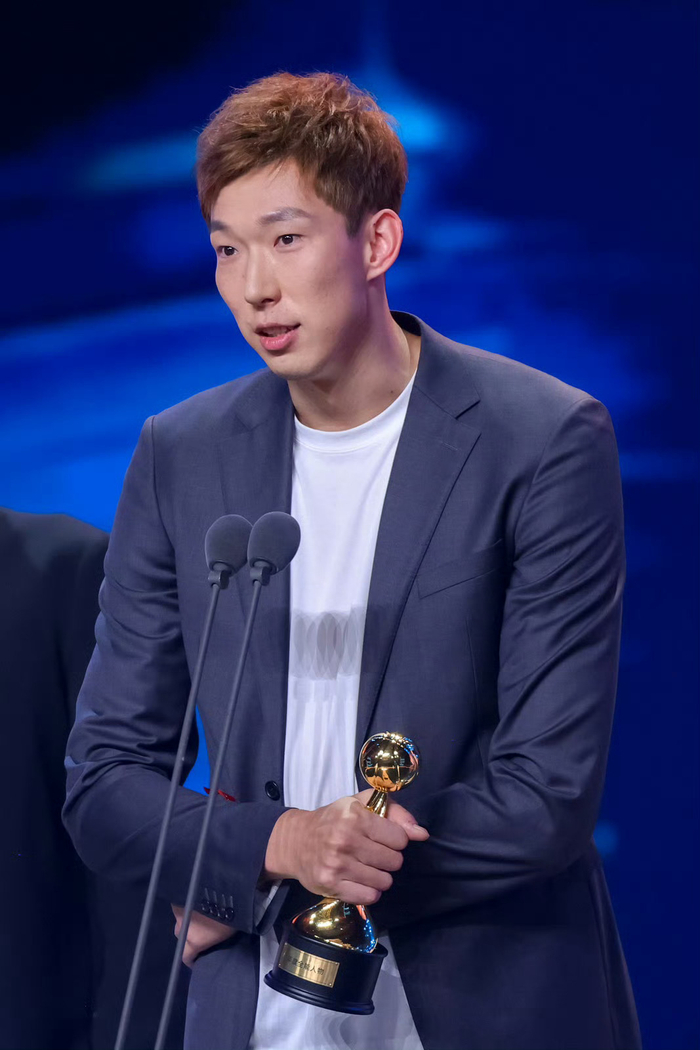 篮球之夜西装造型引热议，时尚感与实用性大碰撞