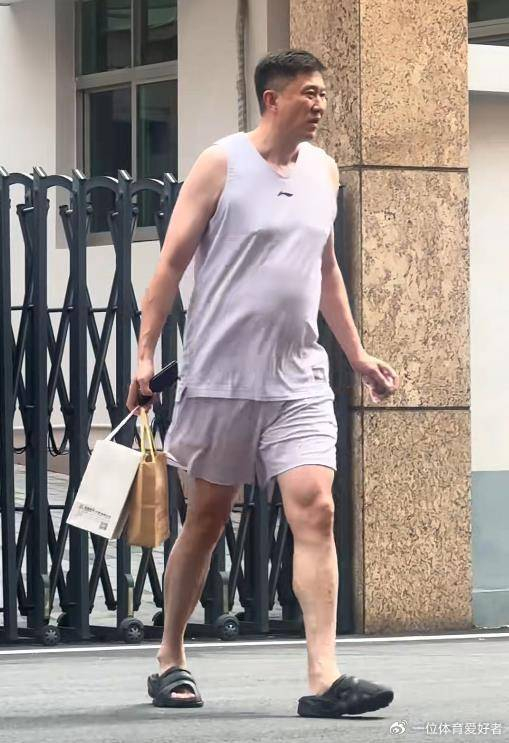 广东男篮中秋提前放假，杜锋肚子抢镜，徐杰领月饼显宠爱