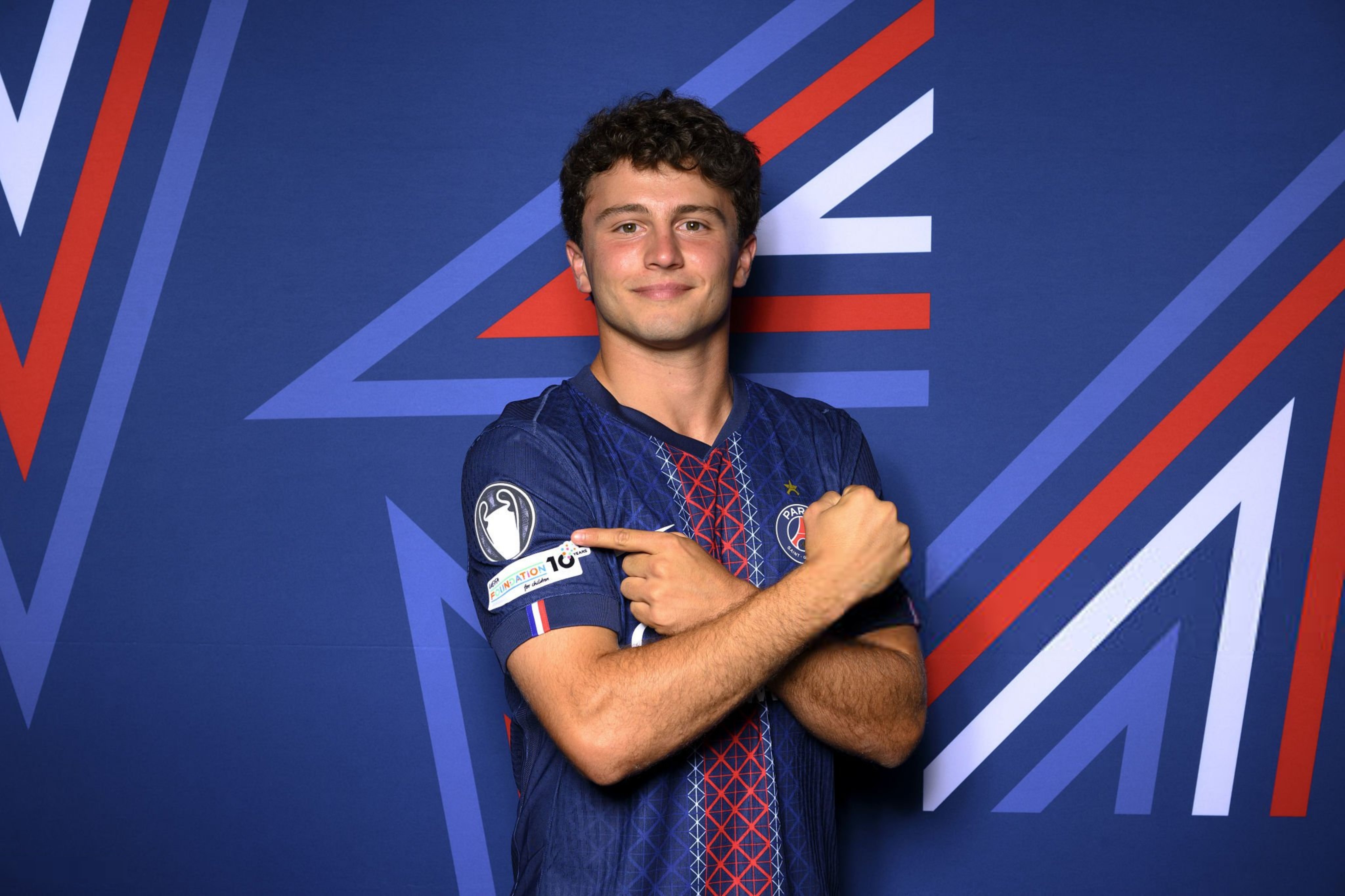 巴塞罗那大巴黎对决变味，内维斯突遭冷遇真相曝光