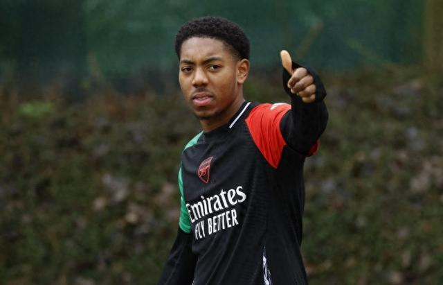 欧冠阿森纳2-0完胜奥林匹亚科斯，斯凯利表现抢眼但谁注意防守漏洞了？