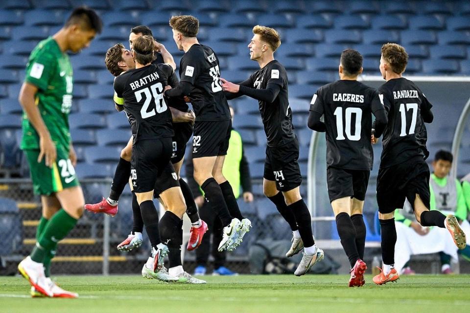 北京国安亚冠溃败澳超球队 麦克阿瑟三球轻取国安暴露后防大漏洞