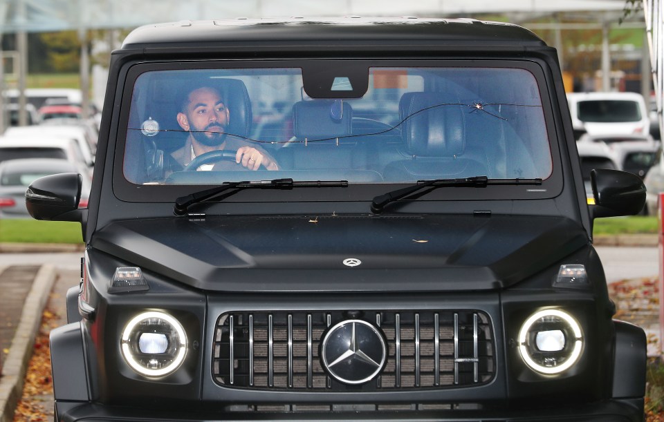 库尼亚豪车挡风玻璃惊现巨大裂痕，英超新星的豪华生活也不是没烦恼