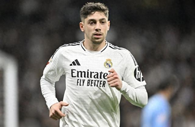 巴尔韦德拒绝右后卫，哈维-阿隆索也不买账，皇马右路难题升级