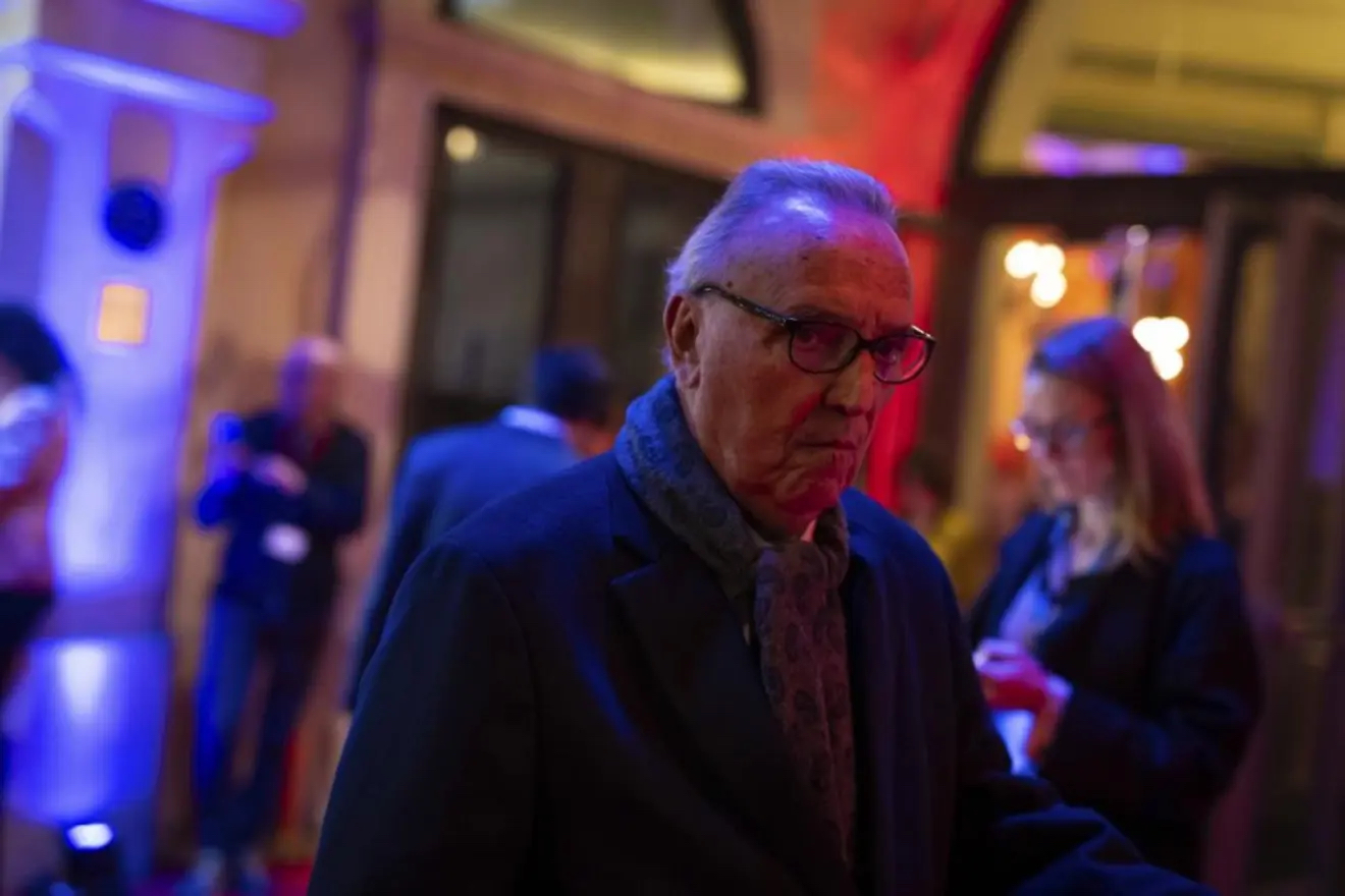 菲戈回巴萨主场当欧足联大使，昔日恩怨再添新话题