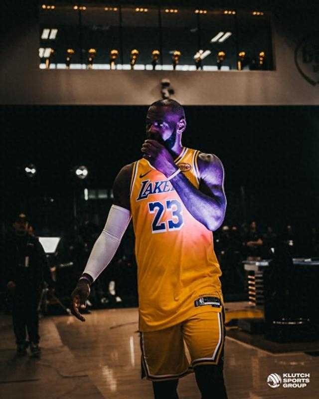 詹姆斯第23赛季状态自称“新鲜如初”，球场老油条的演技？