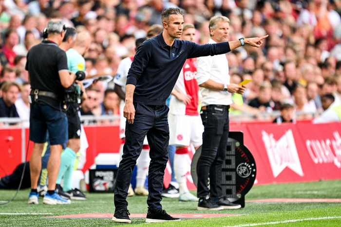 费耶诺德输球怪裁判？范佩西：那球明显进了，裁判道歉都来不及