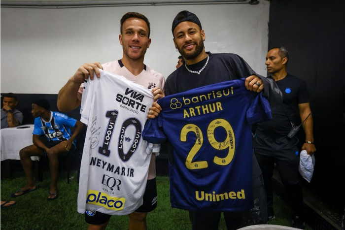 内马尔缺席，桑托斯与格雷米奥战平，阿图尔情谊稍暖赛场寒风