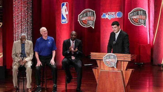 姚明入选NBA名人堂引争议，毒舌点评背后的真相