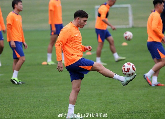 揭秘体育新闻写作：如何用第一人称打造有态度的体育报道