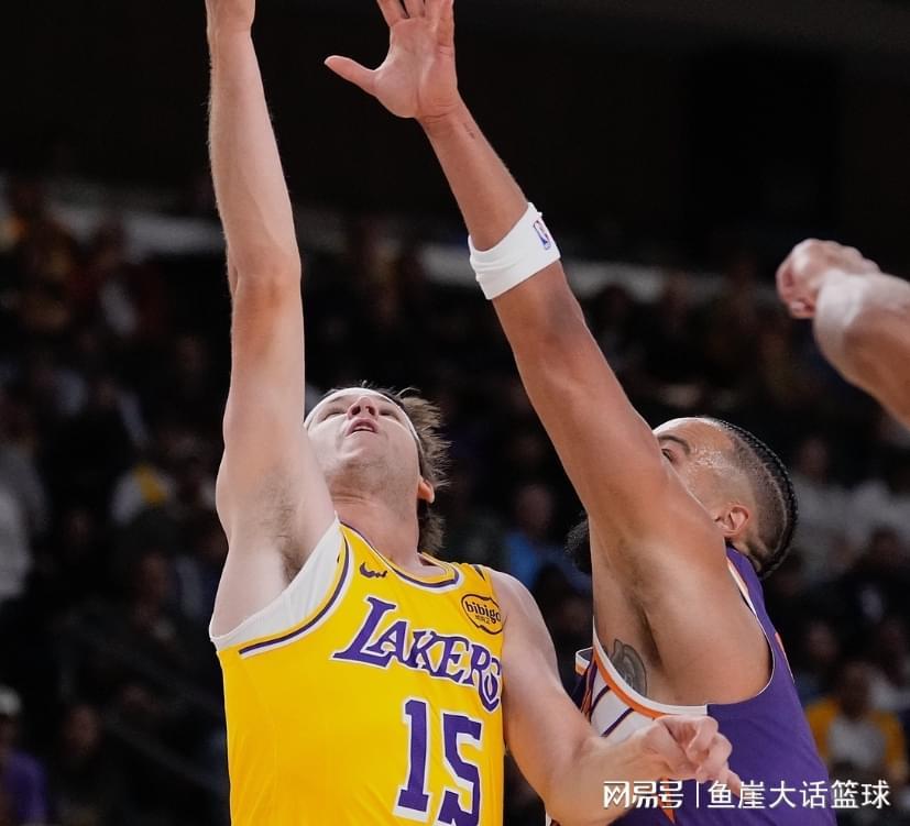 湖人季前赛大败太阳，布克独撑门面，里夫斯力挽狂澜难救主