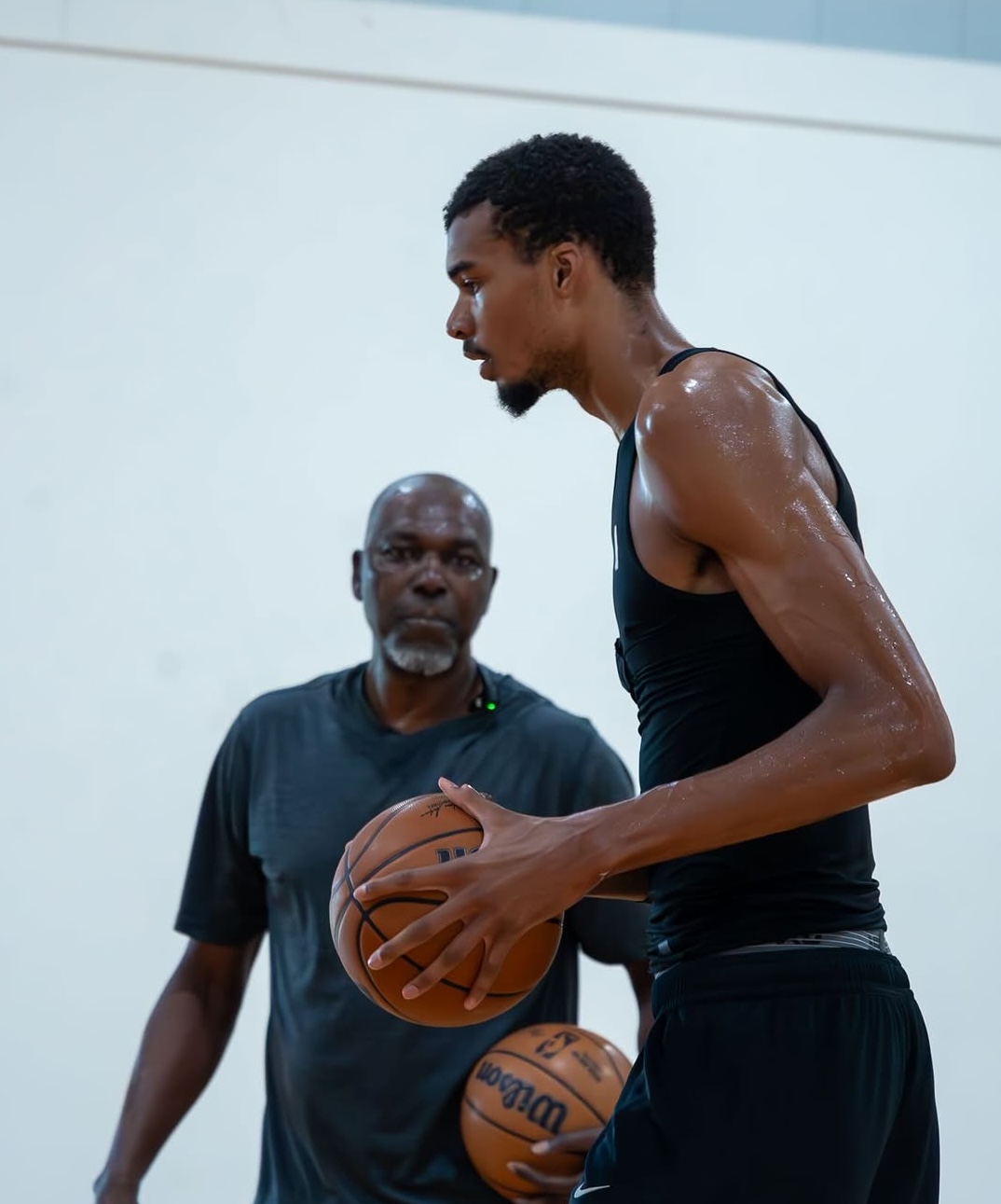 文班亚马跟随奥拉朱旺训练，开启新赛季梦幻脚步之路