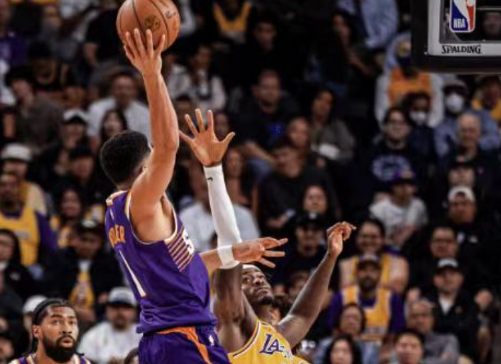 湖人季前赛首战溃败太阳，布朗尼手感冰冷，球队表现受限多重缺阵