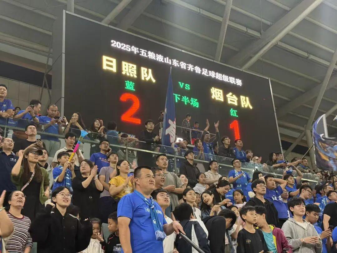 齐鲁足球超级联赛日照赛区激战正酣，日照队少打一人依然逆转取胜