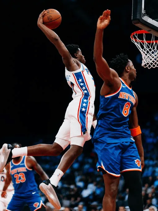NBA季前赛：76人埃奇库姆单臂劈扣炸裂全场
