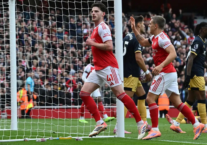 阿森纳2:0轻取西汉姆，萨卡赖斯双星闪耀枪手重回英超榜首