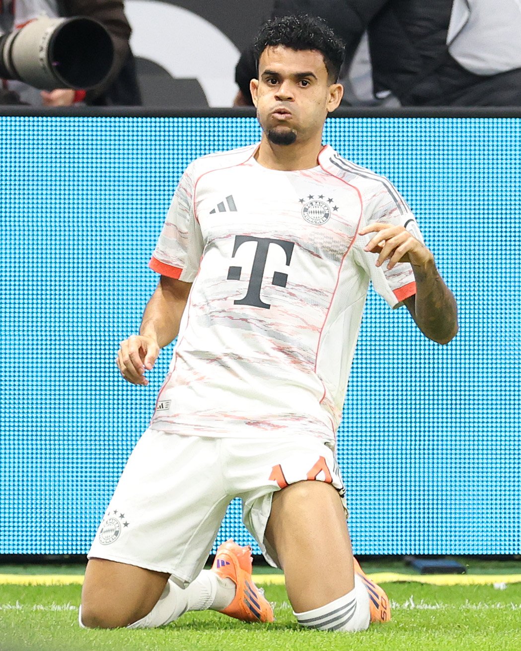 拜仁客场3-0碾压法兰克福，迪亚斯霸气梅开二度