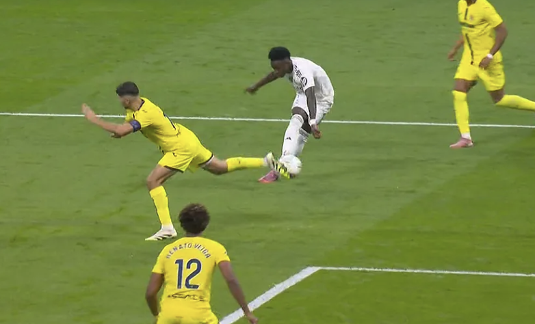 黄潜苦吞皇马3球，科梅萨尼亚怒怼裁判不公判罚