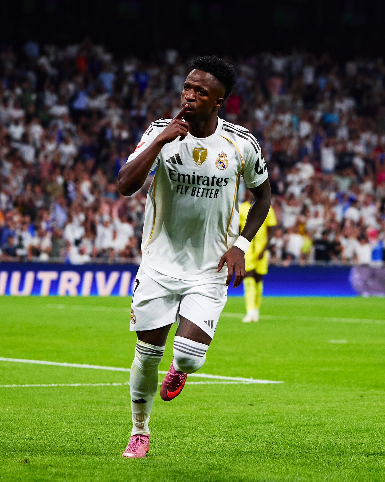 维尼修斯爆发秀操作，皇马轻取比利亚雷亚尔登顶西甲