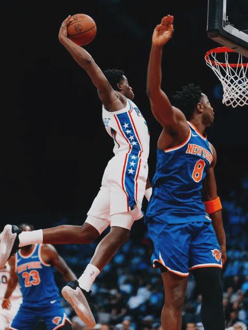 埃奇库姆季前赛单臂劈扣炸裂，76人社媒狂晒