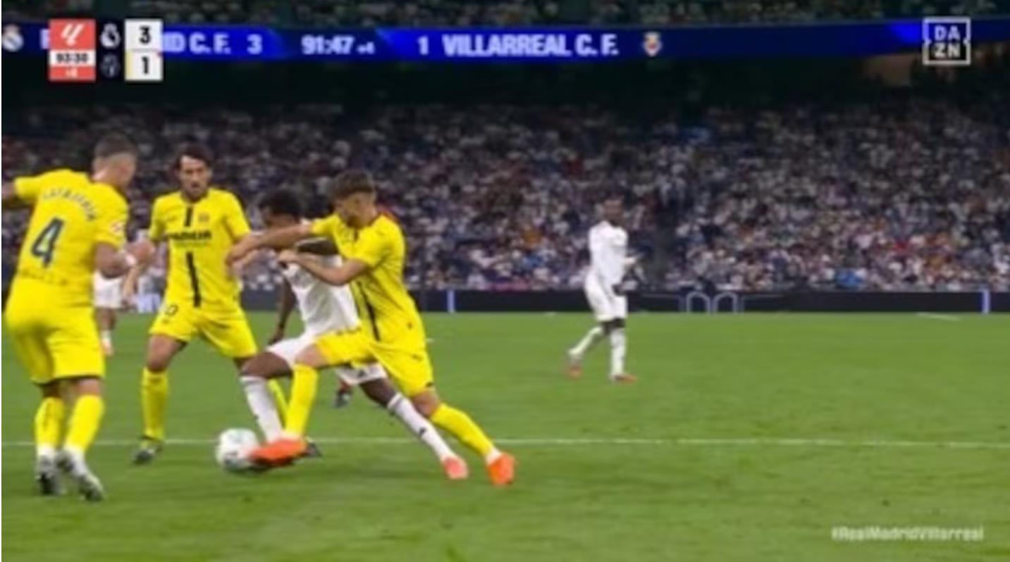 皇马主场3-1胜比利亚雷亚尔，裁判判罚引发激烈争议