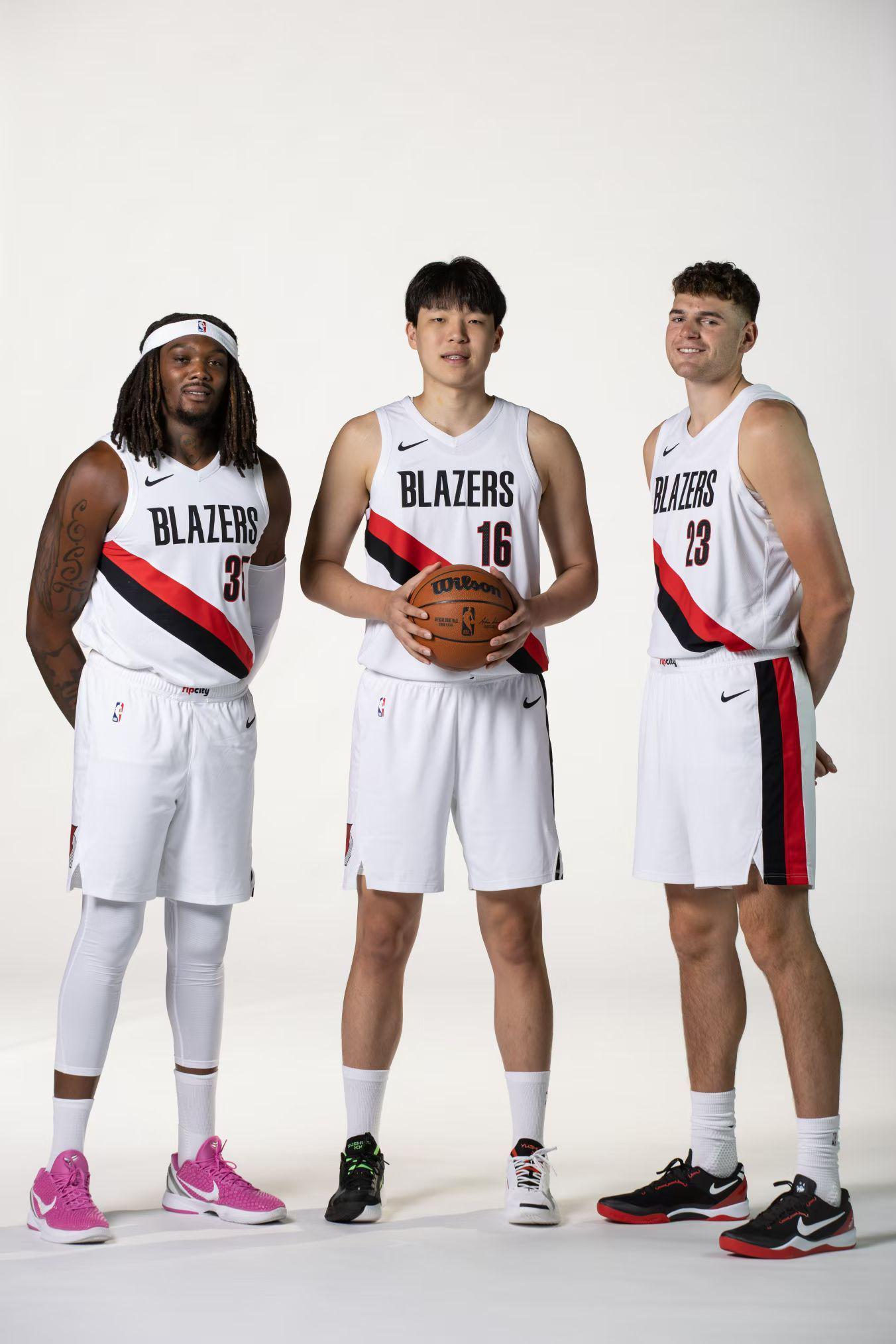 开拓者新赛季中锋定妆照引热议，杨瀚森C位出镜成焦点