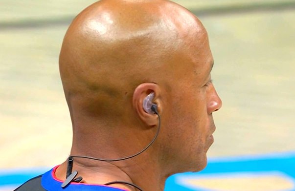 篮网季前赛裁判戴耳机引热议，NBA裁判难道成了特工？