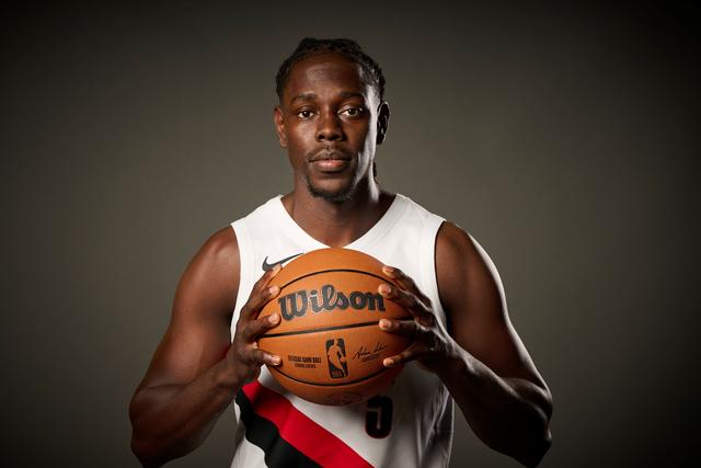 开拓者球迷嘉年华：黑队险胜，夏普拿下MVP，霍勒迪绝杀成亮点