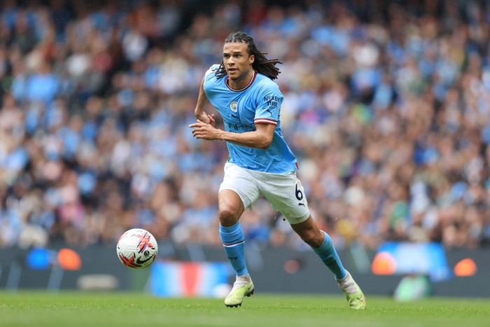 阿克谈曼城本赛季韧性与战术调整，直言盯人战术带来的挑战