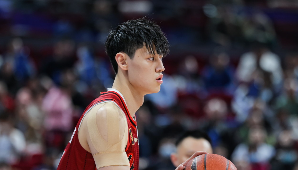 篮网季前赛大胜未给曾凡博露脸机会，中国球迷质疑其被市场化利用