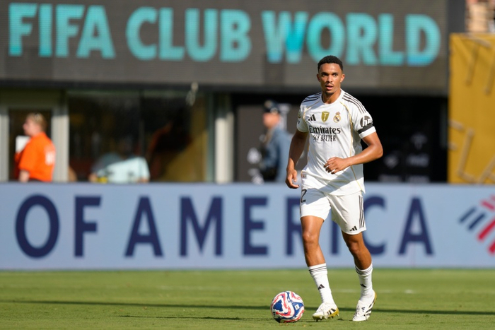 皇马右后卫危机：阿诺德伤退两周，替补人选成笑柄引爆网络猜测