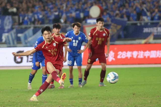 南京队惊险晋级，VAR首次亮相“苏超”点燃全场激情