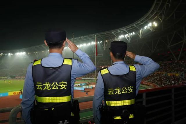 徐州足球淘汰赛告别战，藏蓝守护热血城的故事