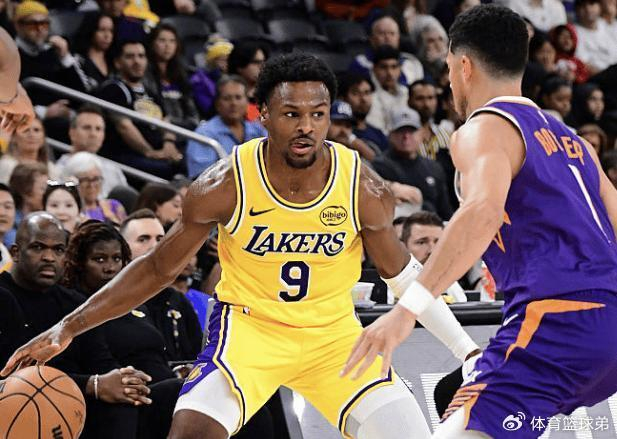 湖勇季前赛对决：勇士主力全开，湖人核心缺阵遭遇考验
