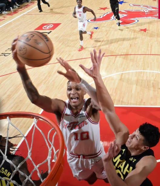 休斯敦火箭新赛季首发阵容揭秘，乌度卡摆阵不玩花活