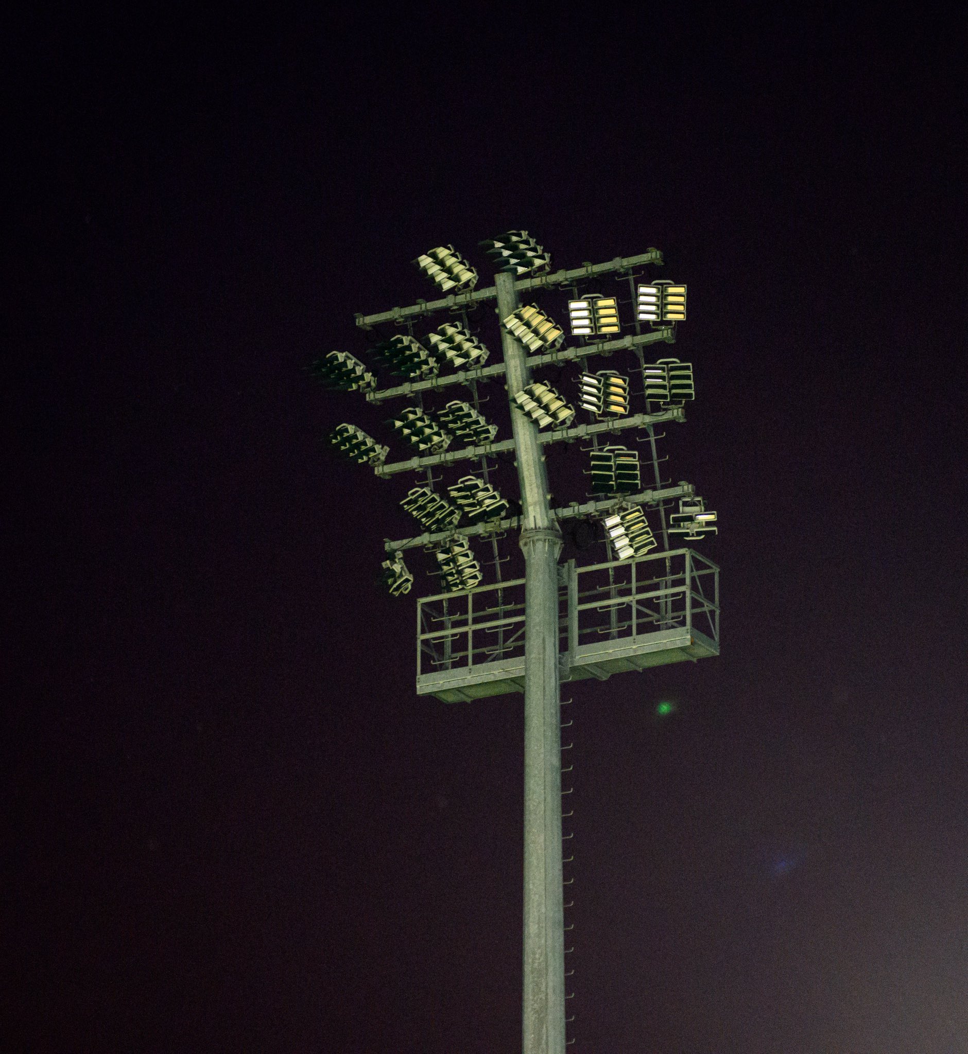 科隆女足对阵药厂女足比赛中断，球场照明意外成最大看点