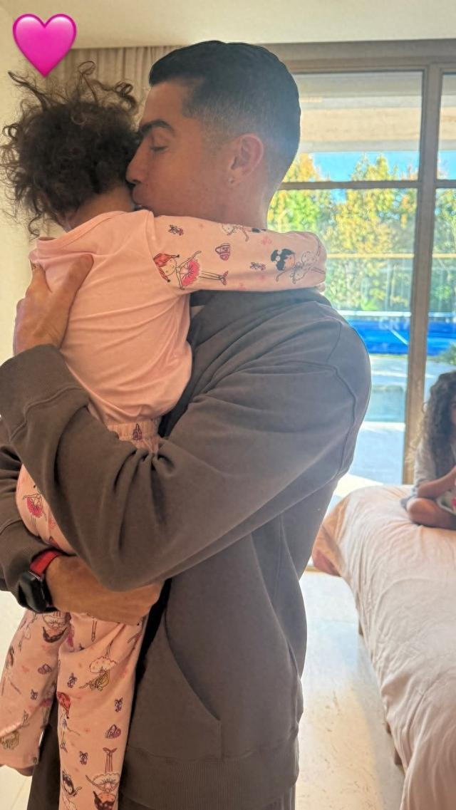 C罗伴侣乔治娜晒日常生活照，球星家庭温馨曝光