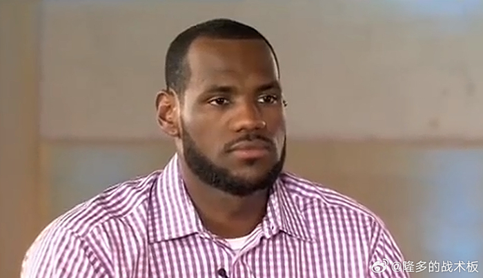 詹姆斯穿衬衫曝转会信号，再次引燃球迷热议