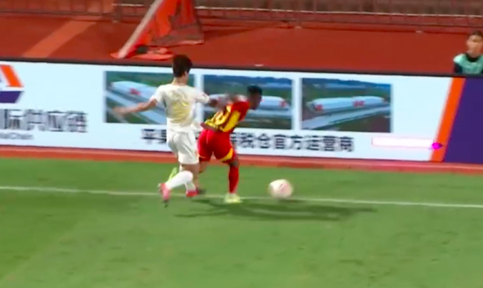 中甲激战惊现重伤事件，张志雄犯规与否引争议