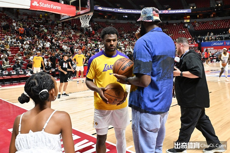 夸梅-布朗炮轰布朗尼：真不适合NBA，连基础都拉胯